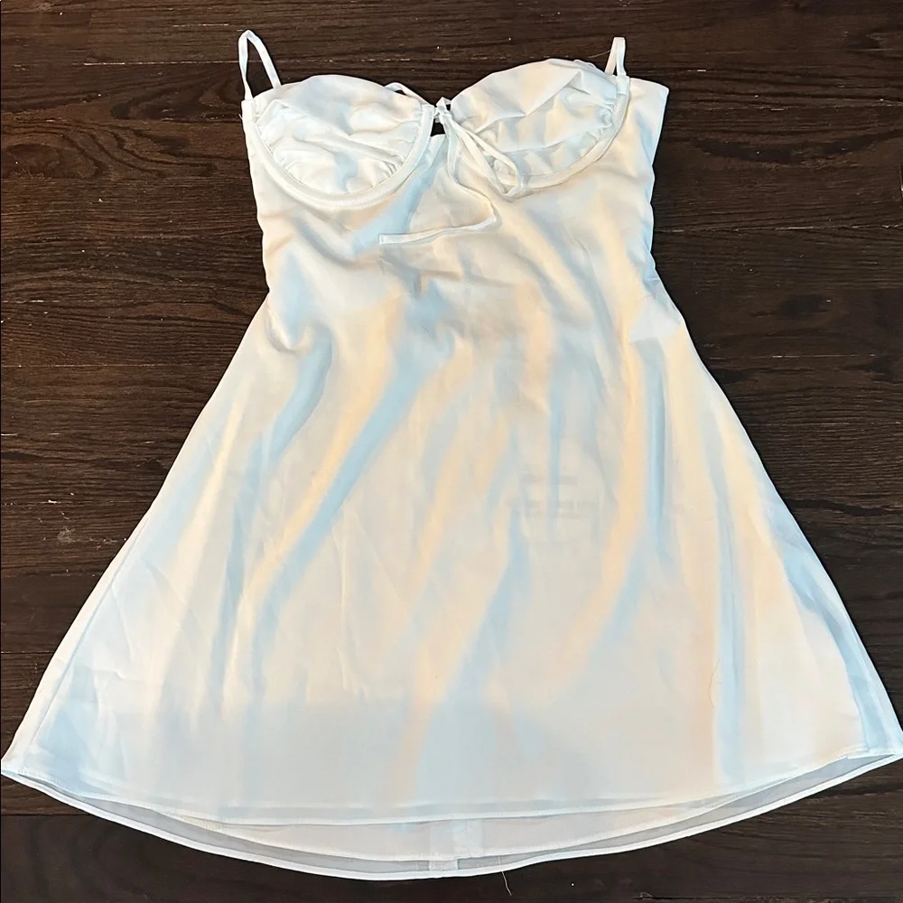 Elegant White Mini Dress - Picture 2 of 3